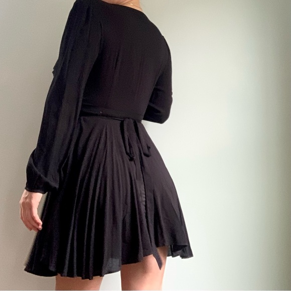 Long sleeved little black wrap dress - Ecote - Picture 6 of 10